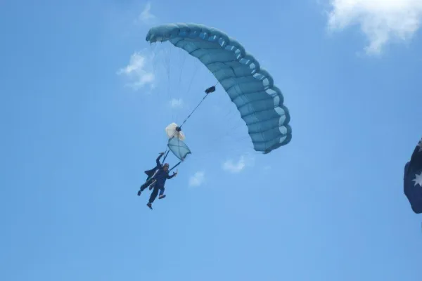 石井真さんがオーストラリア滞在時にパラシュートで飛んでいる写真